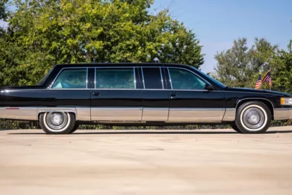 Bill Clintons pansrede limousine på auktion