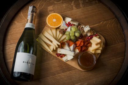 Ostebræt med tilbehør og champagne