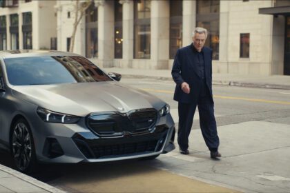 Christopher Walken slår tonen an i BMW-reklame og på Super Bowl-skalaen