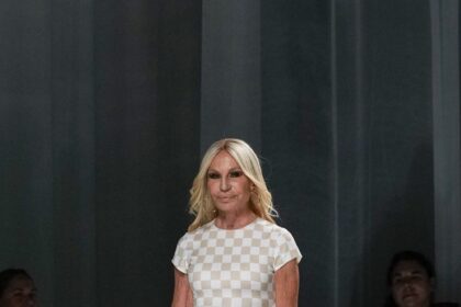 Donatella Versace går af