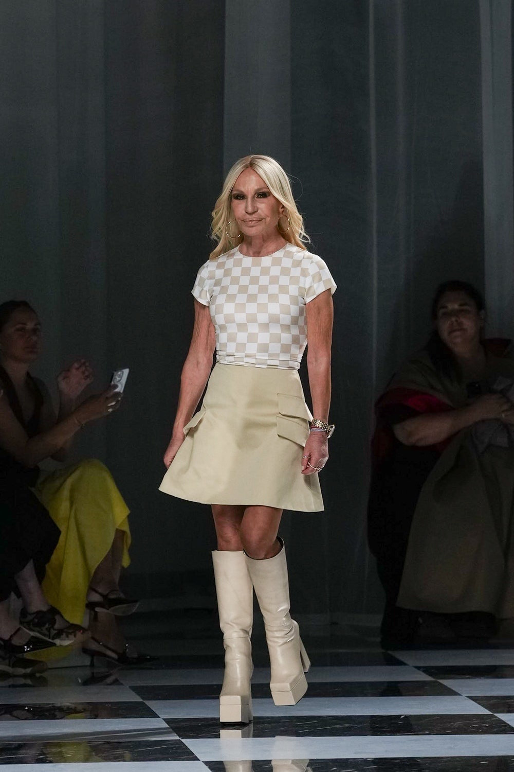 Donatella Versace går af