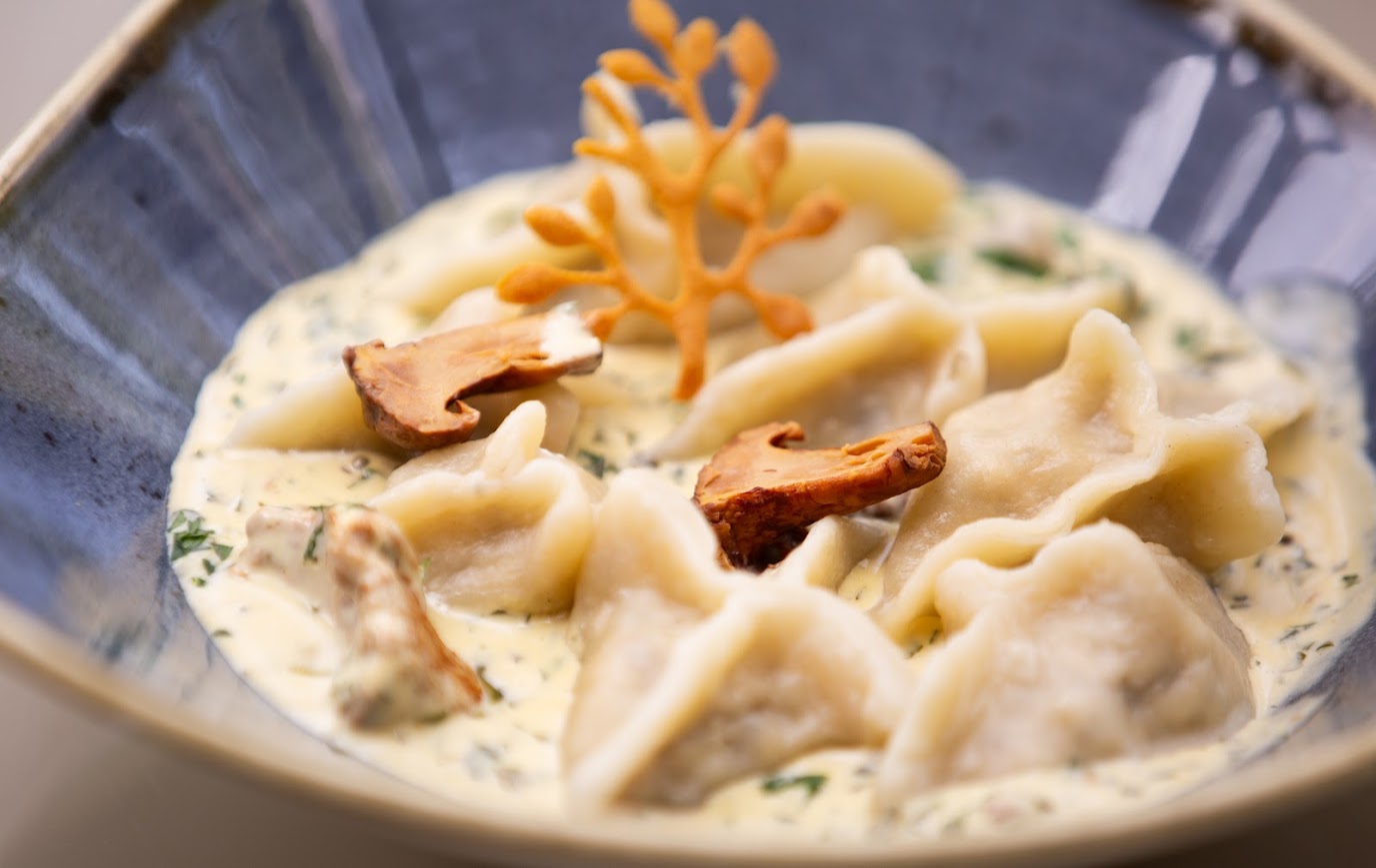 Det plantebaserede køkken anses for at være et af de mest kreative, hvilket blev bekræftet af konkurrencen "Golden Artichoke 2025", hvor de bedste veganske kokke i Polen blev udvalgt. Małgorzata Figarska, jurymedlem i konkurrencen og cateringchef på Manor House SPA-hotellet, sagde: "Konkurrenceretterne var dejlige i deres mangfoldighed og opfindsomhed. Det var en sand fejring af det plantebaserede køkken".