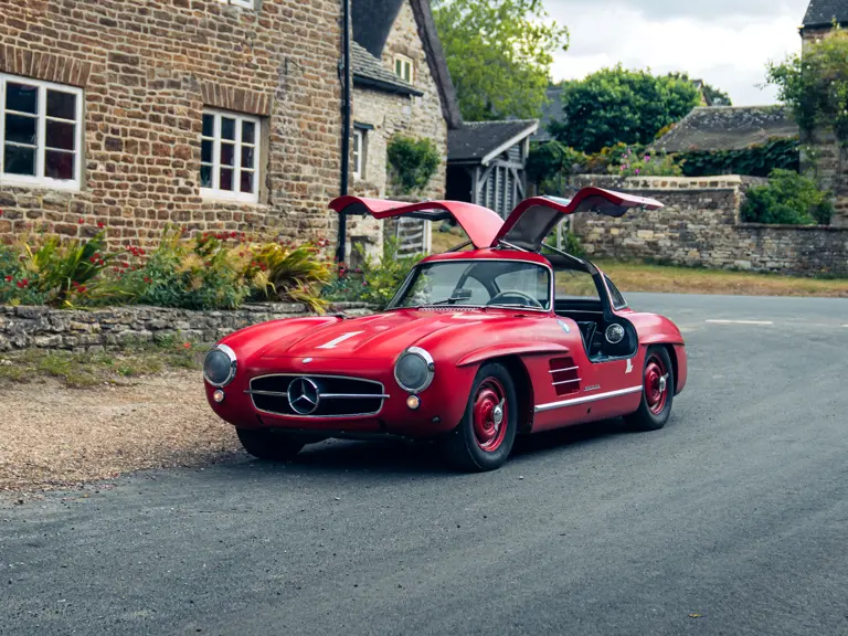 R&oslash;d Mercedes P&aring; Auktion