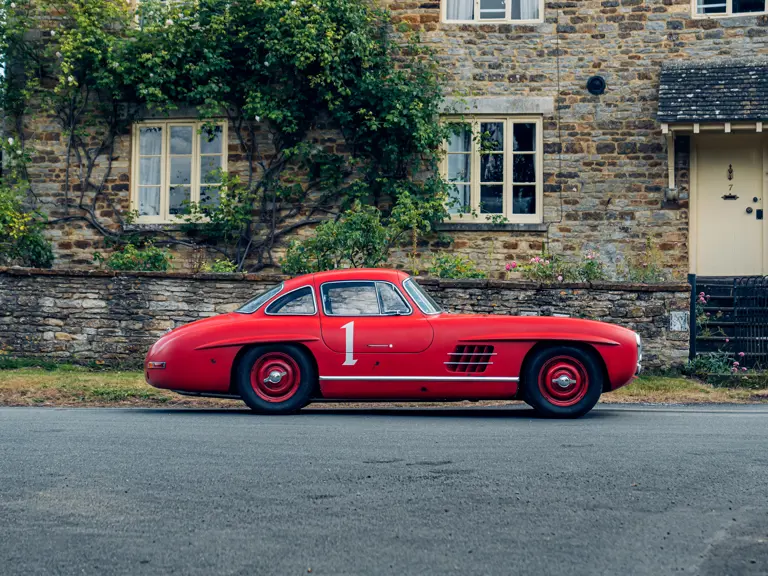 Rød Mercedes På Auktion3