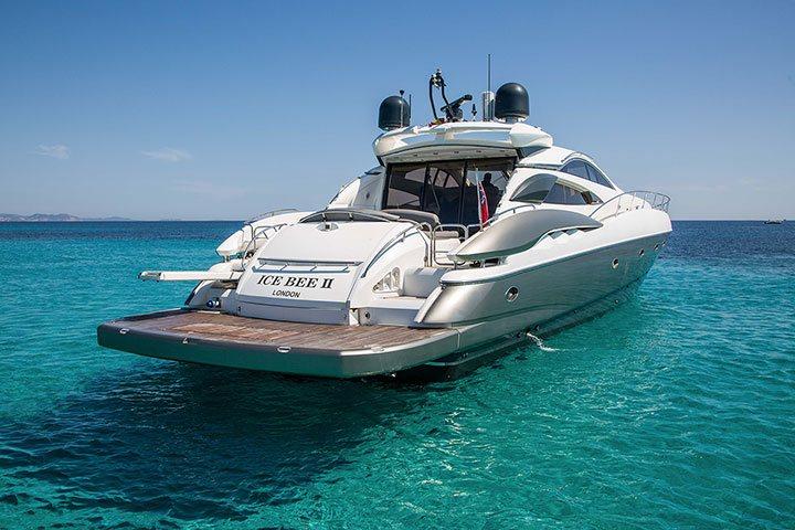 Luksuri&oslash;s Intelligent Yacht