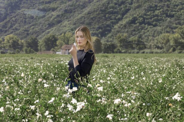 Margot Robbie I Grasse Oplever Hemmelighederne Bag Chanel N°5 2